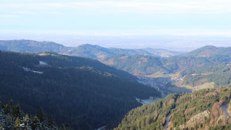 Dieses Bild zeigt eine Webcam-Aufnahme vom Achertal, aufgenommen am Dienstag, den 02.12.2025 um 10:10 Uhr. Die Temperatur betrug 3.7°C.