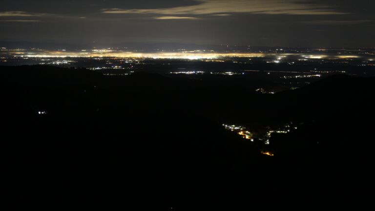 Dieses Bild zeigt eine Webcam-Aufnahme vom Achertal, aufgenommen am Sonntag, den 16.11.2025 um 04:30 Uhr. Die Temperatur betrug 7°C.