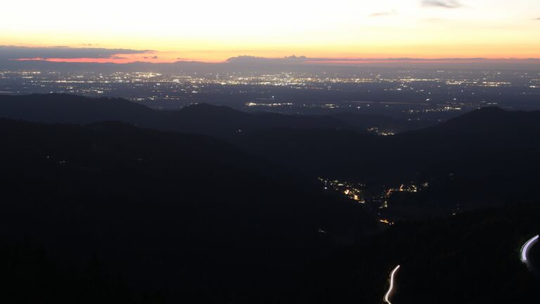 Dieses Bild zeigt eine Webcam-Aufnahme vom Achertal, aufgenommen am Mittwoch, den 15.10.2025 um 19:30 Uhr. Die Temperatur betrug 6.3°C.