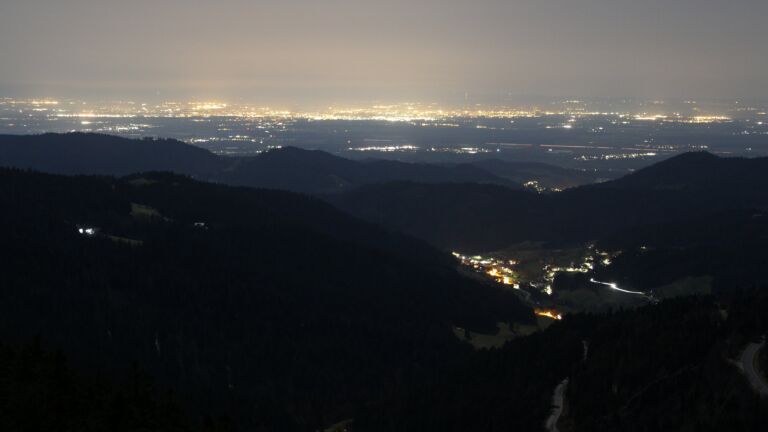 Dieses Bild zeigt eine Webcam-Aufnahme vom Achertal, aufgenommen am Donnerstag, den 26.02.2026 um 23:30 Uhr. Die Temperatur betrug 10.2°C.