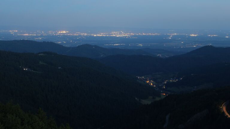 Dieses Bild zeigt eine Webcam-Aufnahme vom Achertal, aufgenommen am Freitag, den 18.07.2025 um 04:50 Uhr. Die Temperatur betrug 14.2°C.