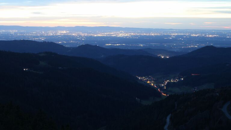 Dieses Bild zeigt eine Webcam-Aufnahme vom Achertal, aufgenommen am Donnerstag, den 13.11.2025 um 17:30 Uhr. Die Temperatur betrug 15.4°C.