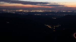 Dieses Bild zeigt eine Webcam-Aufnahme vom Achertal, aufgenommen am Donnerstag, den 16.04.2026 um 21:20 Uhr. Die Temperatur betrug 11.5°C.