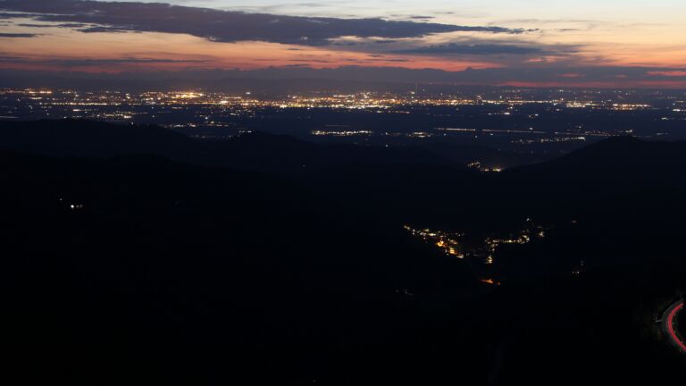 Dieses Bild zeigt eine Webcam-Aufnahme vom Achertal, aufgenommen am Donnerstag, den 16.04.2026 um 21:20 Uhr. Die Temperatur betrug 11.5°C.