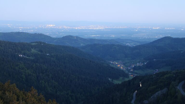 Dieses Bild zeigt eine Webcam-Aufnahme vom Achertal, aufgenommen am Freitag, den 01.05.2026 um 05:30 Uhr. Die Temperatur betrug 5°C.