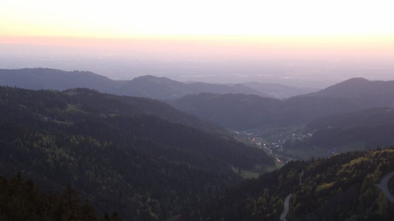 Dieses Bild zeigt eine Webcam-Aufnahme vom Achertal, aufgenommen am Mittwoch, den 30.04.2025 um 21:10 Uhr. Die Temperatur betrug 15.8°C.