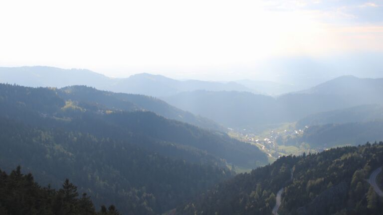 Dieses Bild zeigt eine Webcam-Aufnahme vom Achertal, aufgenommen am Dienstag, den 21.04.2026 um 19:10 Uhr. Die Temperatur betrug 4°C.