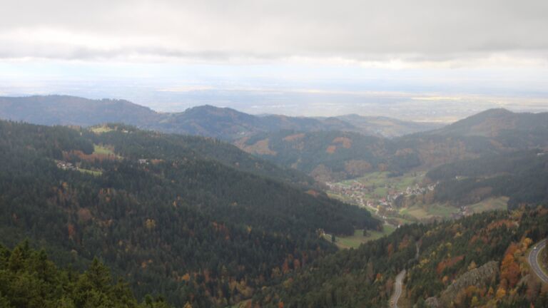 Dieses Bild zeigt eine Webcam-Aufnahme vom Achertal, aufgenommen am Dienstag, den 28.10.2025 um 13:30 Uhr. Die Temperatur betrug 6.2°C.