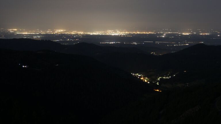 Dieses Bild zeigt eine Webcam-Aufnahme vom Achertal, aufgenommen am Dienstag, den 17.06.2025 um 03:20 Uhr. Die Temperatur betrug 11.8°C.