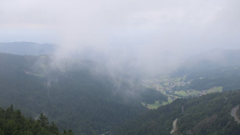 Dieses Bild zeigt eine Webcam-Aufnahme vom Achertal, aufgenommen am Montag, den 04.08.2025 um 14:50 Uhr. Die Temperatur betrug 13°C.