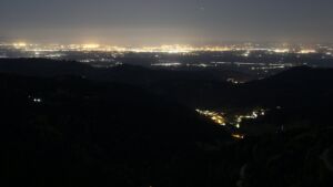 Dieses Bild zeigt eine Webcam-Aufnahme vom Achertal, aufgenommen am Freitag, den 24.04.2026 um 23:30 Uhr. Die Temperatur betrug 10.4°C.