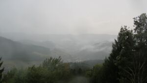 Dieses Bild zeigt eine Webcam-Aufnahme vom Achertal, aufgenommen am Freitag, den 28.08.2026 um 10:10 Uhr. Die Temperatur betrug 17.7°C.