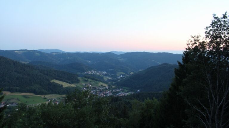 Dieses Bild zeigt eine Webcam-Aufnahme vom Achertal, aufgenommen am Samstag, den 04.07.2026 um 21:50 Uhr. Die Temperatur betrug 20.8°C.