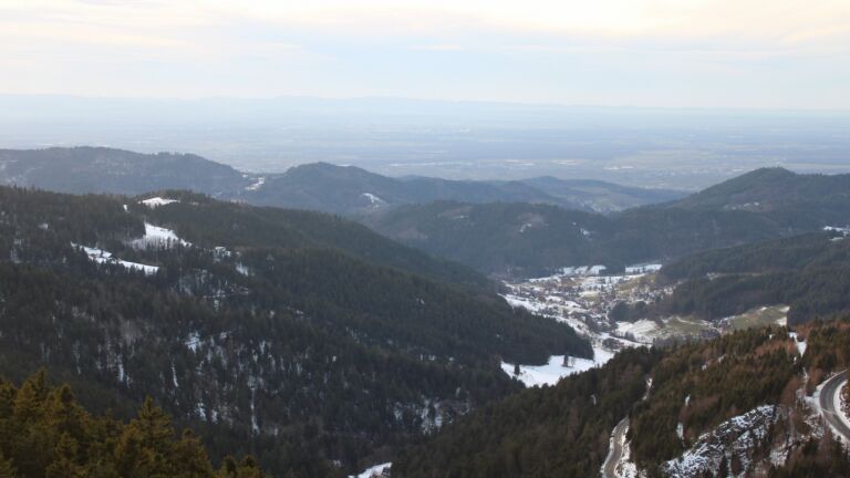 Dieses Bild zeigt eine Webcam-Aufnahme vom Achertal, aufgenommen am Dienstag, den 13.01.2026 um 16:30 Uhr. Die Temperatur betrug 7°C.