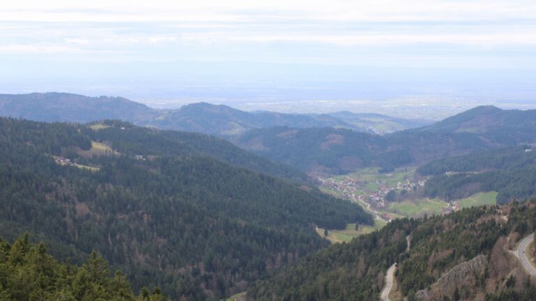 Dieses Bild zeigt eine Webcam-Aufnahme vom Achertal, aufgenommen am Freitag, den 13.03.2026 um 13:50 Uhr. Die Temperatur betrug 7.7°C.