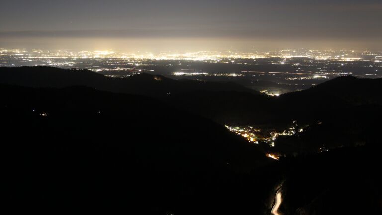 Dieses Bild zeigt eine Webcam-Aufnahme vom Achertal, aufgenommen am Dienstag, den 11.11.2025 um 18:30 Uhr. Die Temperatur betrug 7.1°C.