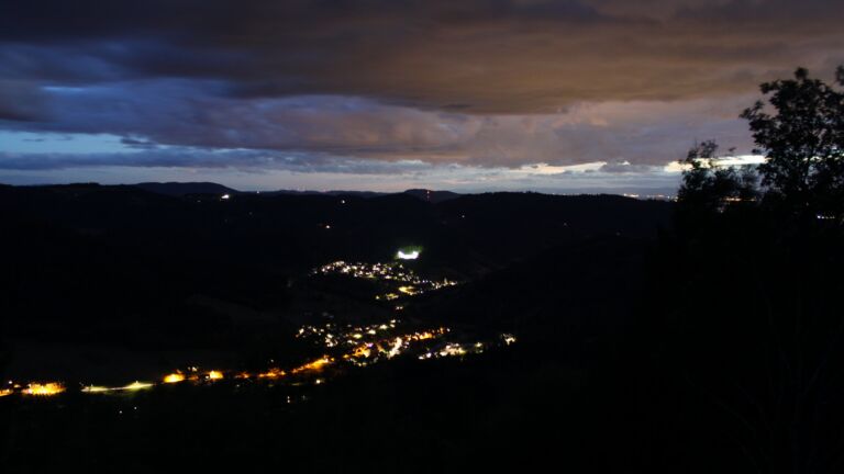 Dieses Bild zeigt eine Webcam-Aufnahme vom Achertal, aufgenommen am Freitag, den 28.08.2026 um 21:10 Uhr. Die Temperatur betrug 18°C.