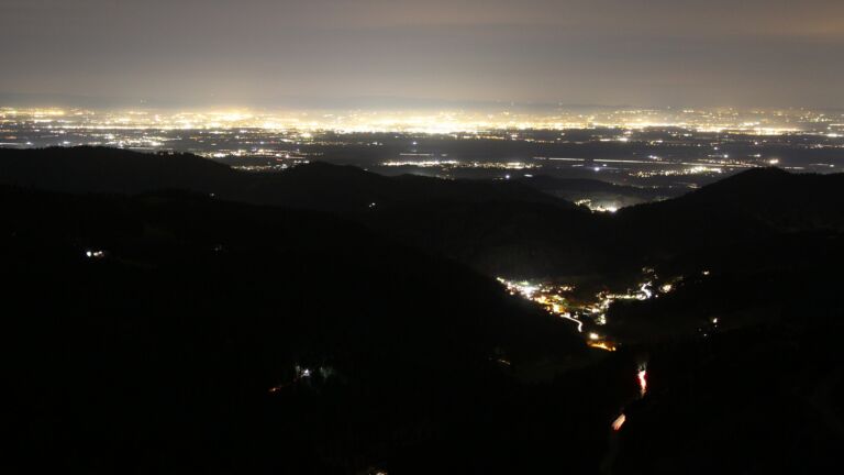 Dieses Bild zeigt eine Webcam-Aufnahme vom Achertal, aufgenommen am Mittwoch, den 12.11.2025 um 18:30 Uhr. Die Temperatur betrug 12.2°C.