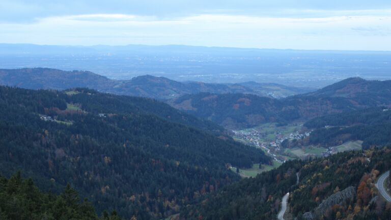 Dieses Bild zeigt eine Webcam-Aufnahme vom Achertal, aufgenommen am Mittwoch, den 29.10.2025 um 17:20 Uhr. Die Temperatur betrug 10.8°C.