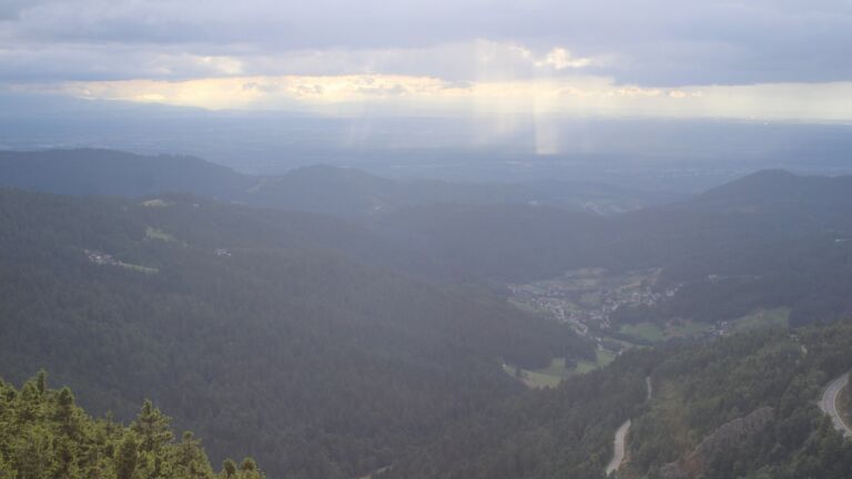 Dieses Bild zeigt eine Webcam-Aufnahme vom Achertal, aufgenommen am Dienstag, den 22.07.2025 um 19:00 Uhr. Die Temperatur betrug 14°C.