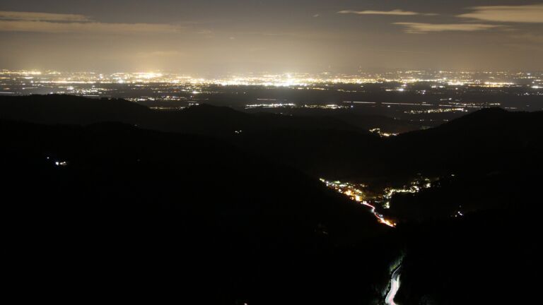 Dieses Bild zeigt eine Webcam-Aufnahme vom Achertal, aufgenommen am Freitag, den 24.10.2025 um 21:30 Uhr. Die Temperatur betrug 2.5°C.
