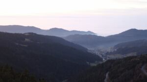 Dieses Bild zeigt eine Webcam-Aufnahme vom Achertal, aufgenommen am Freitag, den 12.12.2025 um 16:50 Uhr. Die Temperatur betrug 10.8°C.