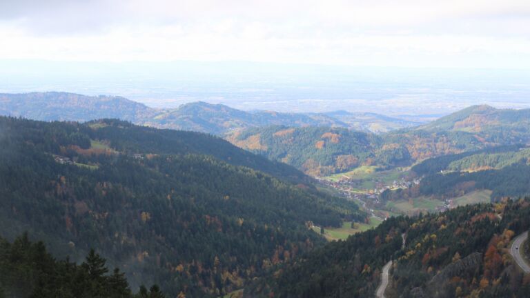 Dieses Bild zeigt eine Webcam-Aufnahme vom Achertal, aufgenommen am Donnerstag, den 30.10.2025 um 12:40 Uhr. Die Temperatur betrug 5.3°C.