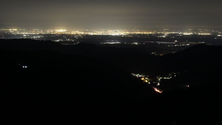 Dieses Bild zeigt eine Webcam-Aufnahme vom Achertal, aufgenommen am Freitag, den 17.04.2026 um 05:00 Uhr. Die Temperatur betrug 9.7°C.