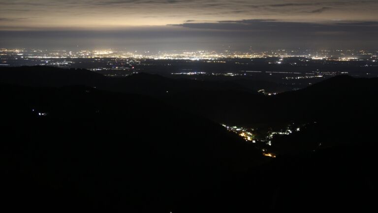 Dieses Bild zeigt eine Webcam-Aufnahme vom Achertal, aufgenommen am Samstag, den 27.09.2025 um 23:00 Uhr. Die Temperatur betrug 7.5°C.