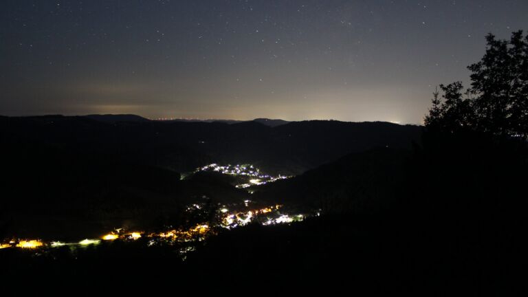 Dieses Bild zeigt eine Webcam-Aufnahme vom Achertal, aufgenommen am Mittwoch, den 22.07.2026 um 03:30 Uhr. Die Temperatur betrug 13.8°C.
