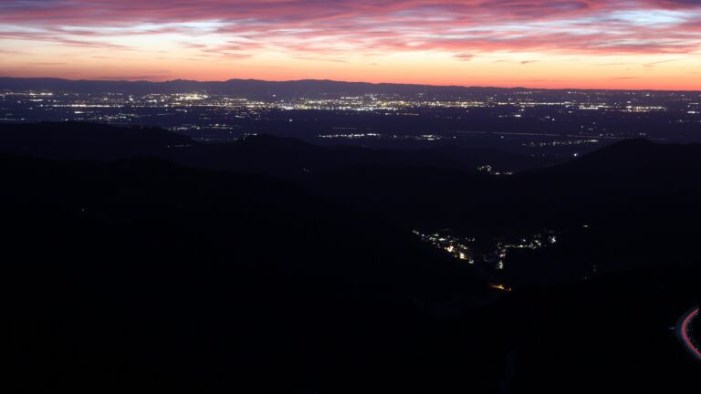 Dieses Bild zeigt eine Webcam-Aufnahme vom Achertal, aufgenommen am Montag, den 06.04.2026 um 21:00 Uhr. Die Temperatur betrug 10.5°C.