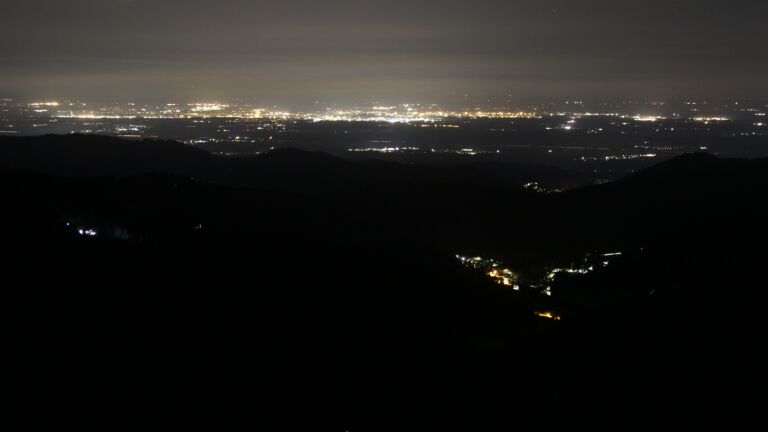 Dieses Bild zeigt eine Webcam-Aufnahme vom Achertal, aufgenommen am Freitag, den 25.07.2025 um 03:20 Uhr. Die Temperatur betrug 13.1°C.