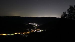 Dieses Bild zeigt eine Webcam-Aufnahme vom Achertal, aufgenommen am Dienstag, den 13.10.2026 um 02:30 Uhr. Die Temperatur betrug 10.9°C.