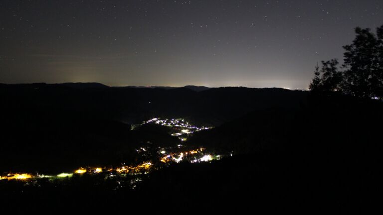 Dieses Bild zeigt eine Webcam-Aufnahme vom Achertal, aufgenommen am Dienstag, den 13.10.2026 um 02:30 Uhr. Die Temperatur betrug 10.9°C.