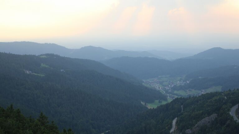 Dieses Bild zeigt eine Webcam-Aufnahme vom Achertal, aufgenommen am Freitag, den 15.08.2025 um 19:40 Uhr. Die Temperatur betrug 23.6°C.