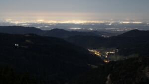 Dieses Bild zeigt eine Webcam-Aufnahme vom Achertal, aufgenommen am Donnerstag, den 05.03.2026 um 04:00 Uhr. Die Temperatur betrug 5.9°C.