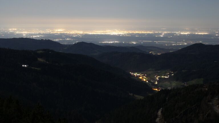 Dieses Bild zeigt eine Webcam-Aufnahme vom Achertal, aufgenommen am Donnerstag, den 05.03.2026 um 04:00 Uhr. Die Temperatur betrug 5.9°C.