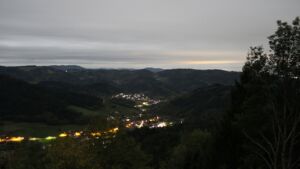 Dieses Bild zeigt eine Webcam-Aufnahme vom Achertal, aufgenommen am Dienstag, den 27.10.2026 um 00:30 Uhr. Die Temperatur betrug 8.8°C.