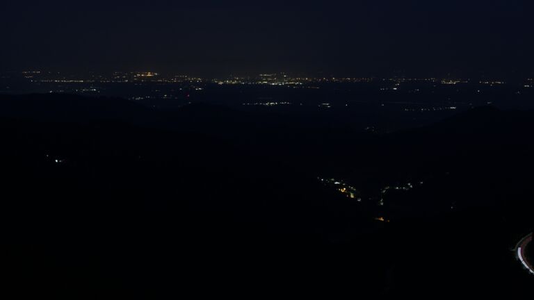 Dieses Bild zeigt eine Webcam-Aufnahme vom Achertal, aufgenommen am Freitag, den 15.08.2025 um 05:10 Uhr. Die Temperatur betrug 23.2°C.