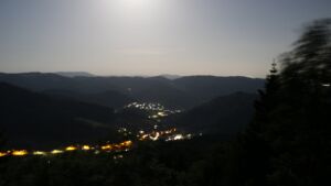 Dieses Bild zeigt eine Webcam-Aufnahme vom Achertal, aufgenommen am Donnerstag, den 28.05.2026 um 01:00 Uhr. Die Temperatur betrug 18.9°C.