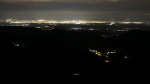 Dieses Bild zeigt eine Webcam-Aufnahme vom Achertal, aufgenommen am Samstag, den 01.11.2025 um 03:30 Uhr. Die Temperatur betrug 12.1°C.