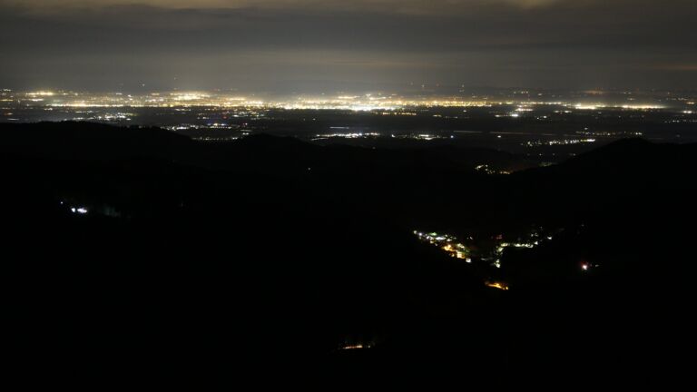 Dieses Bild zeigt eine Webcam-Aufnahme vom Achertal, aufgenommen am Samstag, den 01.11.2025 um 03:30 Uhr. Die Temperatur betrug 12.1°C.