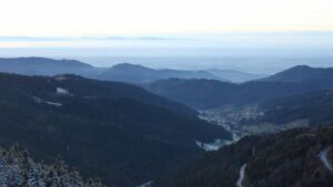 Dieses Bild zeigt eine Webcam-Aufnahme vom Achertal, aufgenommen am Montag, den 01.12.2025 um 16:50 Uhr. Die Temperatur betrug -0.6°C.