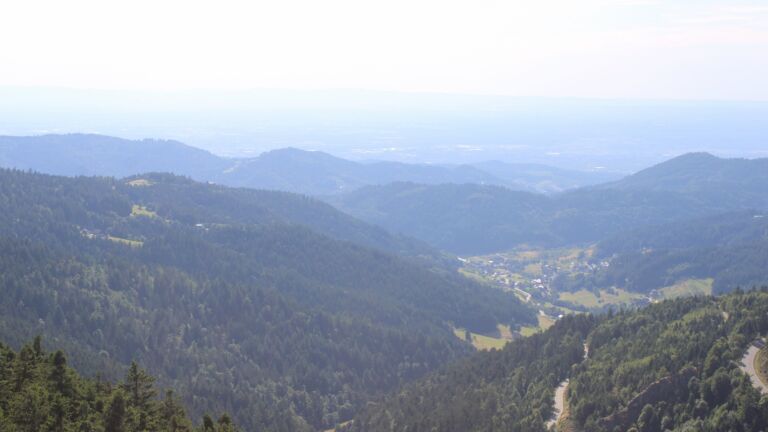 Dieses Bild zeigt eine Webcam-Aufnahme vom Achertal, aufgenommen am Samstag, den 05.07.2025 um 17:50 Uhr. Die Temperatur betrug 20.1°C.
