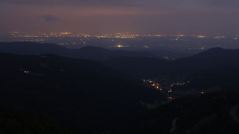 Dieses Bild zeigt eine Webcam-Aufnahme vom Achertal, aufgenommen am Mittwoch, den 20.08.2025 um 05:50 Uhr. Die Temperatur betrug 14.8°C.