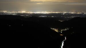 Dieses Bild zeigt eine Webcam-Aufnahme vom Achertal, aufgenommen am Dienstag, den 22.04.2025 um 22:00 Uhr. Die Temperatur betrug 9.1°C.