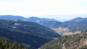 Dieses Bild zeigt eine Webcam-Aufnahme vom Achertal, aufgenommen am Donnerstag, den 05.02.2026 um 13:30 Uhr. Die Temperatur betrug 7.4°C.