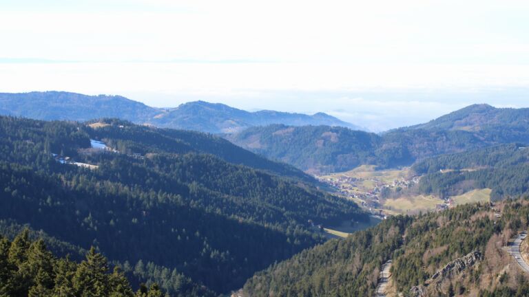 Dieses Bild zeigt eine Webcam-Aufnahme vom Achertal, aufgenommen am Donnerstag, den 05.02.2026 um 13:30 Uhr. Die Temperatur betrug 7.4°C.