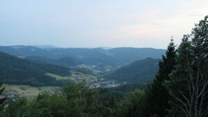 Dieses Bild zeigt eine Webcam-Aufnahme vom Achertal, aufgenommen am Montag, den 03.08.2026 um 21:00 Uhr. Die Temperatur betrug 29.6°C.