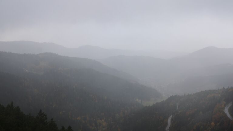 Dieses Bild zeigt eine Webcam-Aufnahme vom Achertal, aufgenommen am Donnerstag, den 23.10.2025 um 15:00 Uhr. Die Temperatur betrug 4.9°C.
